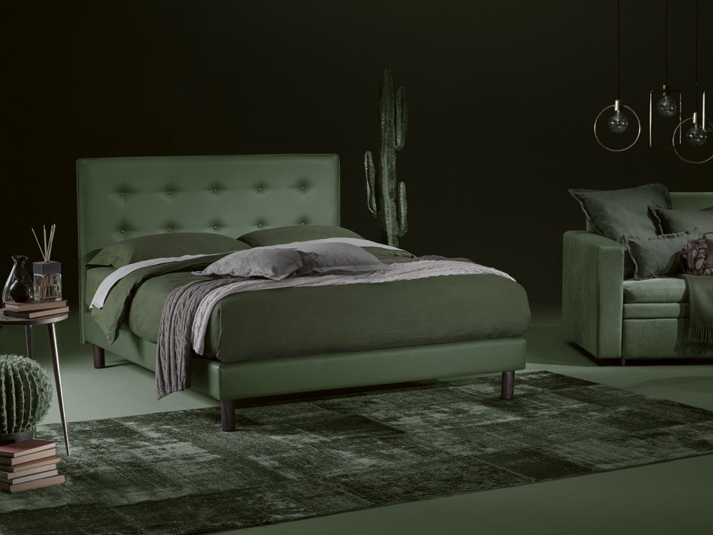 Dorelan. My Bed. Sommier Play. La testiera Dafne Home è morbida e accogliente, impreziosita da impunture decorative e bottoni. Il rivestimento è previsto fisso e sfoderabile velcrabile con sistema di aggancio a baionetta per sommier o predisposizione a muro. Altezza fascia: 100/120 cm.