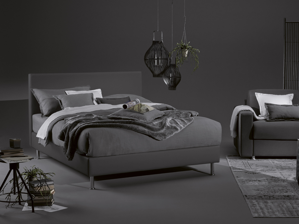 Dorelan. My Bed. Sommier Play. La testiera Baron Home è lineare e morbida impreziosita da impunture decorative laterali. Il rivestimento è previsto fisso e sfoderabile velcrabile con sistema di aggancio a baionetta per sommier o predisposizione a muro. Altezza fascia: 100/120 cm.