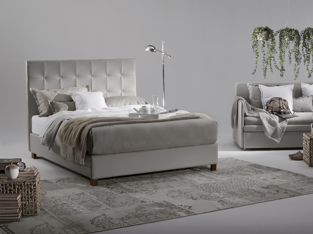 Dorelan. My Bed. Sommier Play. La testiera Prince Home presenta una lavorazione a rombi in Capitonnè e cuciture decorative e impunture laterali preziose. Il rivestimento è previsto fisso e non sfoderabile con sistema di aggancio a baionetta per sommier o predisposizione a muro. Altezza fascia: 100/120 cm.