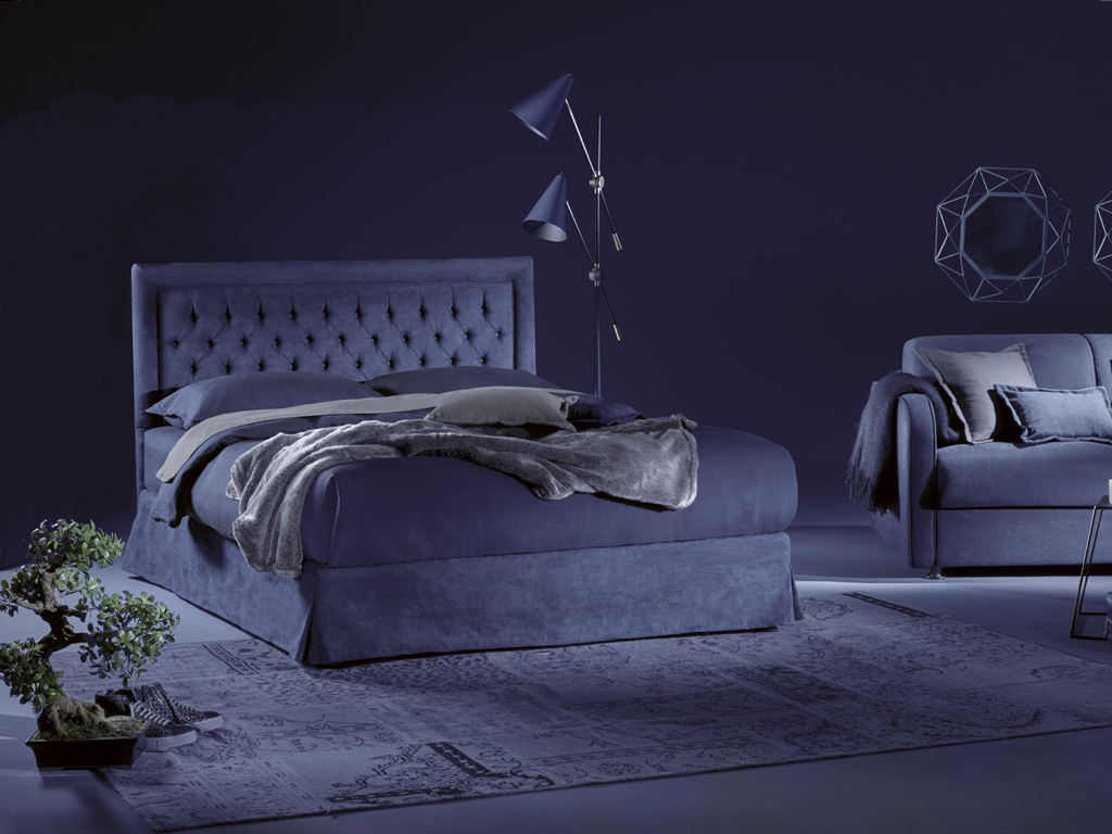 Dorelan My Bed. Sommier Play. La testiera Queen Home si contraddistingue da una lavorazione interna a rombi in capitonnè classico e da un bordo decorativo perimetrale e piping interno. Il rivestimento è previsto fisso e sfoderabile velcrabile con sistema di aggancio a baionetta per sommier o predisposizione a muro. Altezza fascia: 100/120 cm.