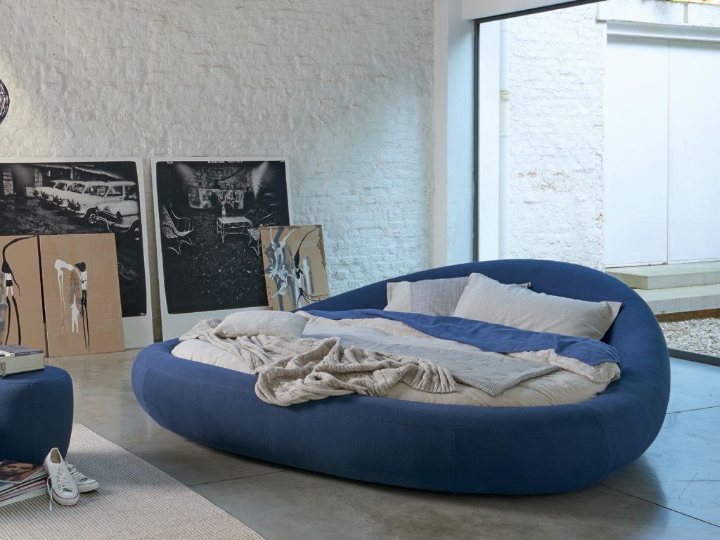 Dorelan. Pebble. L. Designer Ilaria Marelli. Tecnologia Collezione D_Sign. Linea Loft_mood. La forma di Pebble richiama i ciottoli lavorati dall’acqua di fiume per accogliere e avvolgere la persona. Un elemento d’arredo ricercato e scenografico. Il letto si accompagna a due pouff e una seduta o comodino. Pebble è completamente sfoderabile ed è comprensivo di pianale armonico non regolabile. Il materasso è una combinazione delle tre varianti Myform®: Myform Air (il lato estivo ergonomico e traspirante), Myform Extension (ergonomico ed elastico), Myform Memory Air (strato invernale aerato e termovariabile, favorisce la distribuzione omogenea del peso corporeo). Non è possibile realizzare un modello fuori misura.