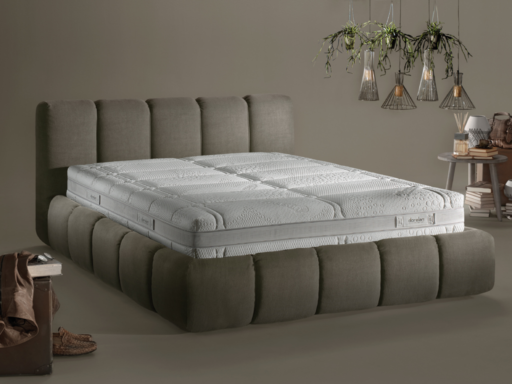 Dorelan. Soft Nest. Designer Enrico Cesana. Linea Loft_mood. Vero protagonista della zona notte il letto si distingue per il design moderno, i tagli abbondanti e morbidi, la cura del dettaglio e i preziosi tagli sartoriali. Il letto è realizzabile anche su misura. Completamente sfoderabile e dotato di contenitore, Soft Nest ospita materassi di dimensioni L160xP190/200cm e L180xP190/200. Nella foto il materasso della linea MyForm con fodera Fidersan.