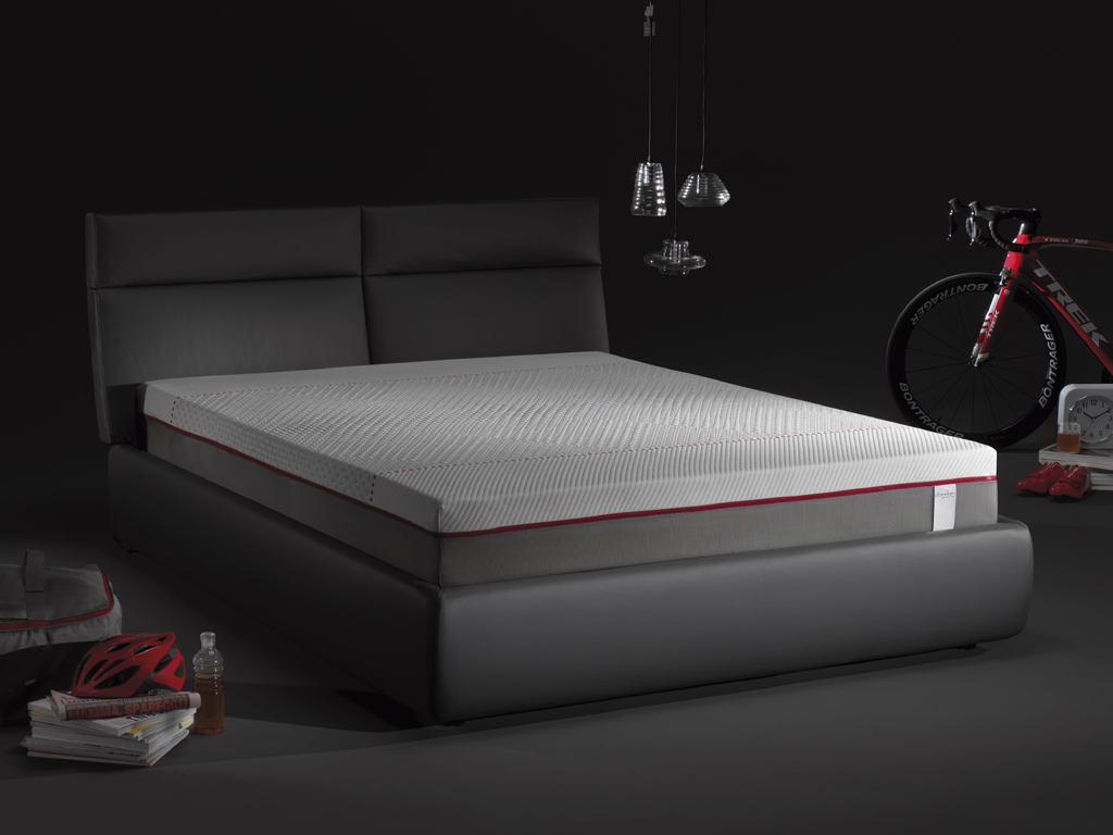 Dorelan. Zack. Designer Samuel Accoceberry. Linea Loft_mood. Moderno, urbano e un design essenziale e pulito. La testata è un assemblaggio strutturato di cuscini. Un omaggio al figlio del designer. Realizzabile anche su misura. Completamente sfoderabile e dotato di contenitore, Smooth ospita materassi di dimensioni L160xP190/200cm e L180xP190/200. La linea ReActive® si compone di materasso, guanciale – fondamentale per eliminare le tensioni muscolari della fascia cervicale e garantire, con il materasso, il perfetto allineamento del sistema scheletrico per un progressivo rilassamento – e del set viaggio composto da un trolley contenente guanciale e topper in Myform Memory ReActive®: libertà di movimento e ottima traspirazione durante la notte.