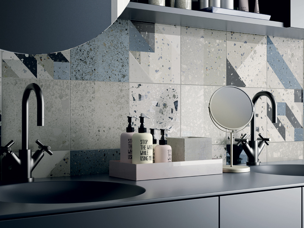 Iris Ceramica. Ispirato al granigliato dei terrazzi veneziani “Arqui” è proposto nel formato 20x20cm, gioca con le geometrie da posare a piacere. Dispinibile nella versione “Warm” (nelle nuances terra, beige, ruggine, marrone) e in quella “Cold” (nelle sfumature del blu, azzurro, grigio).