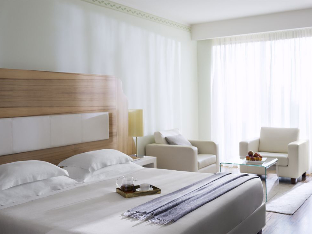 Lefay Resort & SPA Lago di Garda.Letto e zona living della Deluxe Junior Suite. Le stanze (50 mq) si trovano al primo piano e dispongono di un balcone privato.