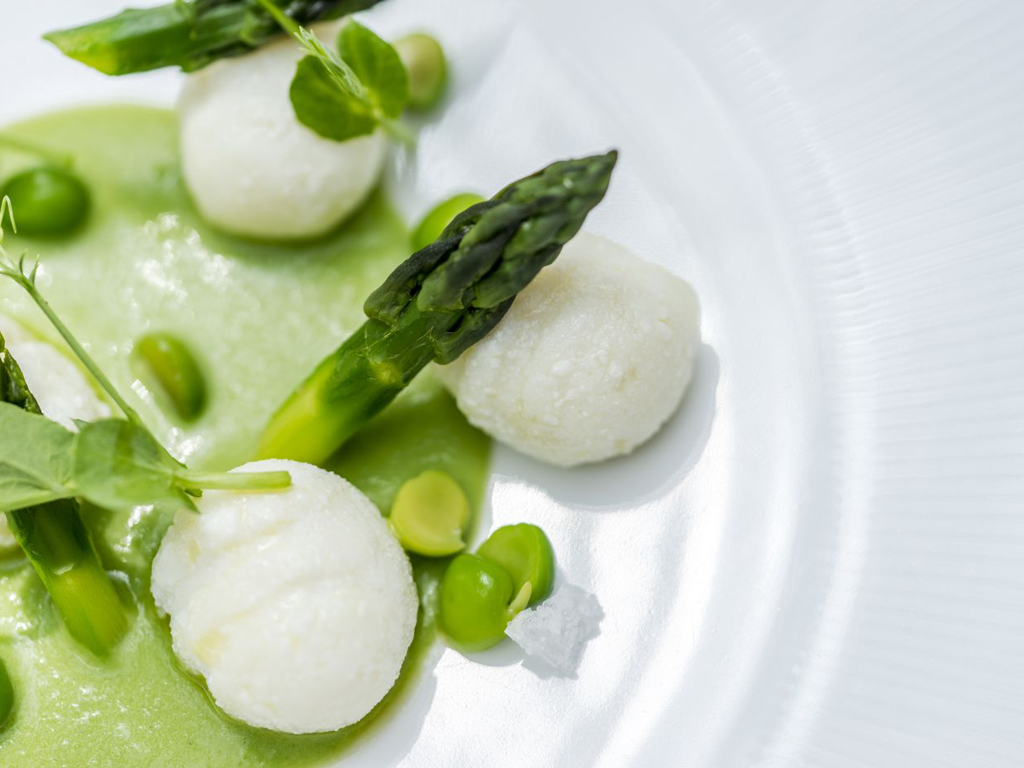 Lefay Resort & SPA Lago di Garda. “Gli gnocchi”, primo piatto, inserito nel Lefay Vital Gourmet del ristorante “La Grande Limonaia”. La “cucina vitale” Lefay Vital Gourmet esprime il rispetto delle stagioni, la ricerca delle materie prime di qualità e la valorizzazione degli ingredienti.