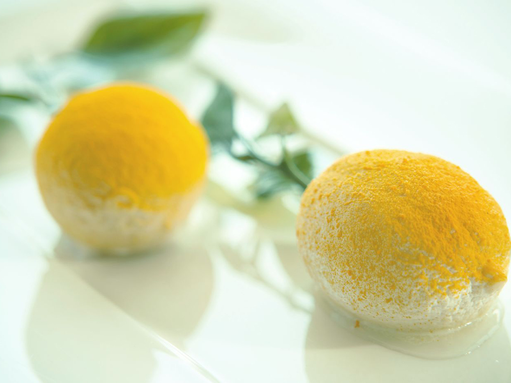Lefay Resort & SPA Lago di Garda. “Il limone”, dessert inserito nel Lefay Vital Gourmet, del ristorante “La Grande Limonaia”. La scelta e la preparazione del cibo è una filosofia votata all’etica e alla sostenibilità che si articola nel rispetto di cinque principi: mediterraneità, stagionalità, italianità, etica e fornitori locali che adottino un sistema di produzione agricola di natura biologica.
