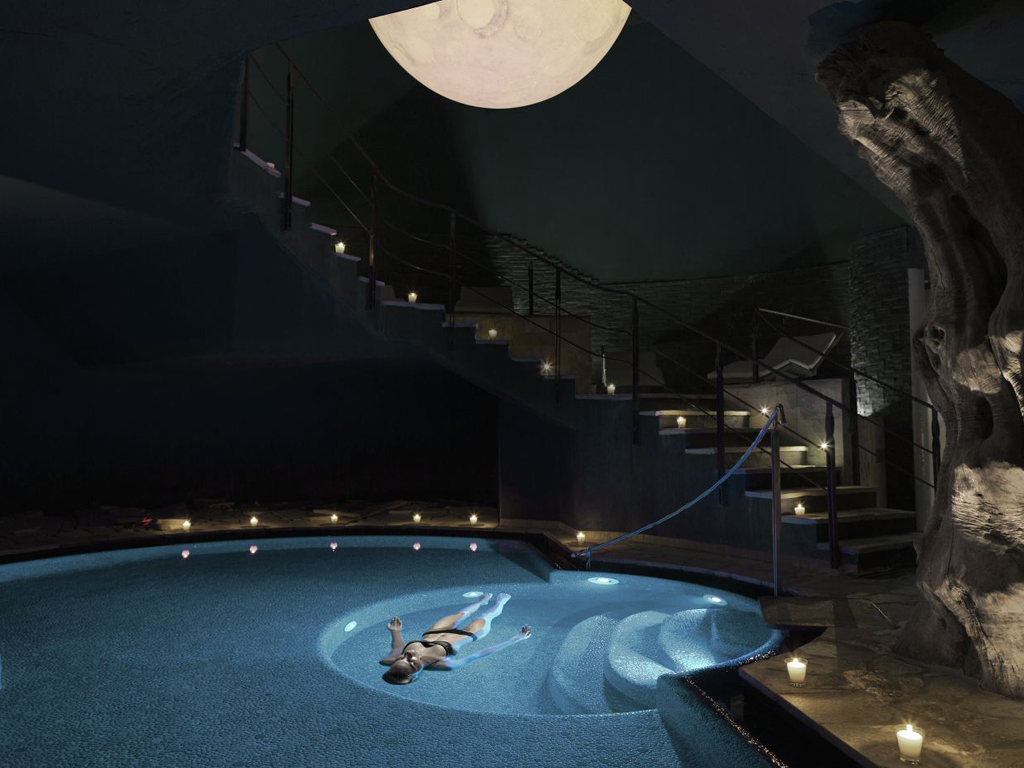 Lefay Resort & SPA Lago di Garda. “La luna nel lago” una suggestiva piscina talassoterapica interna che va a completare l’area acquatica del Mondo Lefay SPA.