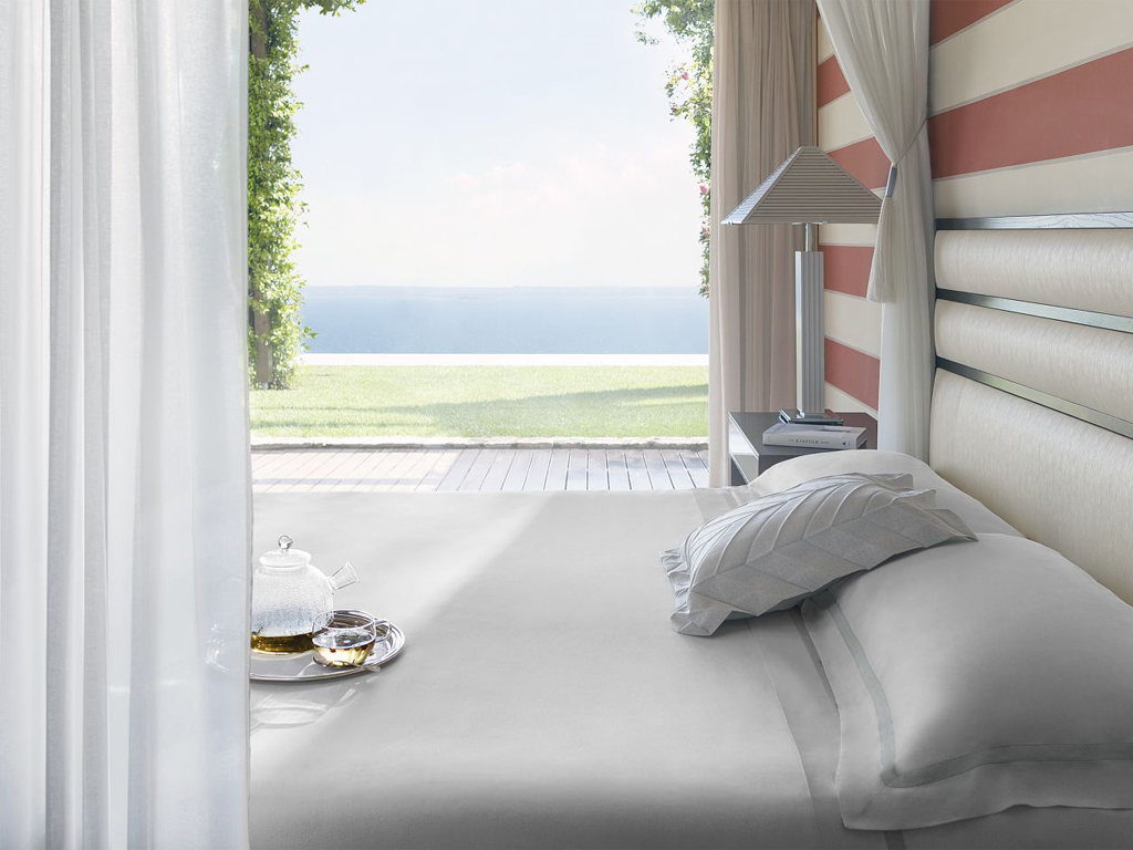 Lefay Resort & SPA Lago di Garda. Vista sul Lago di Garda dalla Royal Pool & SPA Suite (fino a 600 mq.) con tre camere da letto, stanza guardaroba, sala da pranzo e cucina attrezzate per ospitare fino a 8 persone.