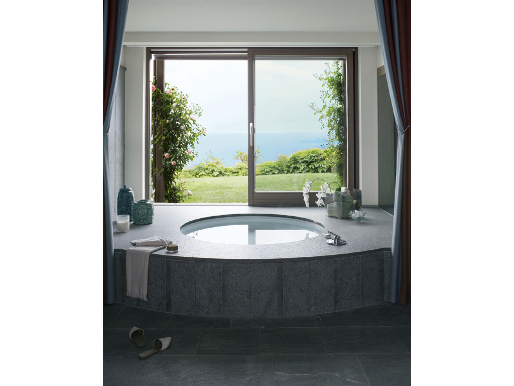 Lefay Resort & SPA Lago di Garda. Vista sul Lago di Garda dalla Jacuzzi della Royal Pool & SPA Suite (fino a 600 mq.) con tre camere da letto, stanza guardaroba, sala da pranzo e cucina attrezzate per ospitare fino a 8 persone.
