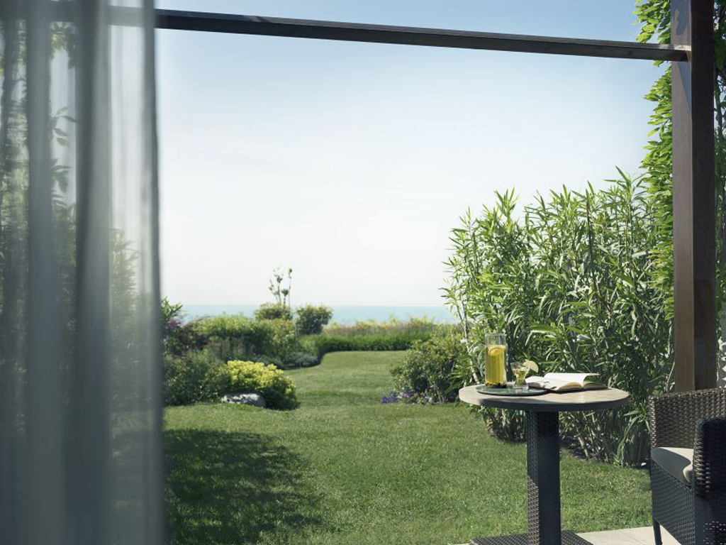 Lefay Resort & SPA Lago di Garda. Vista dal balcone della Deluxe Junior Suite. Luminose e spaziose (50 mq.) si trovano al piano terra con terrazzo sul giardino, vista lago.