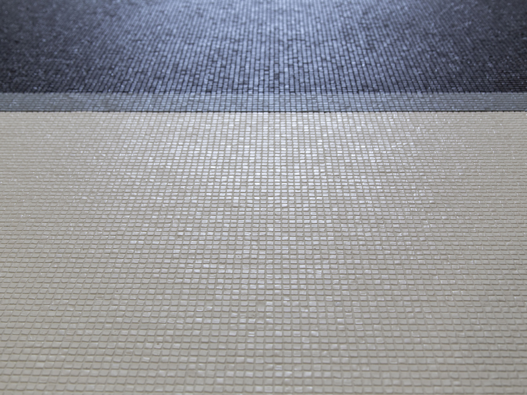 Mosaicomicro. Caratterizzata da un nuovo impasto di argilla e vetro riciclato, la collezione “Micro 8” è ampliata nella gamma colori e può essere proposta anche con nuovi elementi decorativi grazie a un innovativo impianto a controllo numerico che crea lavori a pixel, scomponendo e ricomponendo qualsiasi tipo di immagine. Design, Jpeglab Studio.