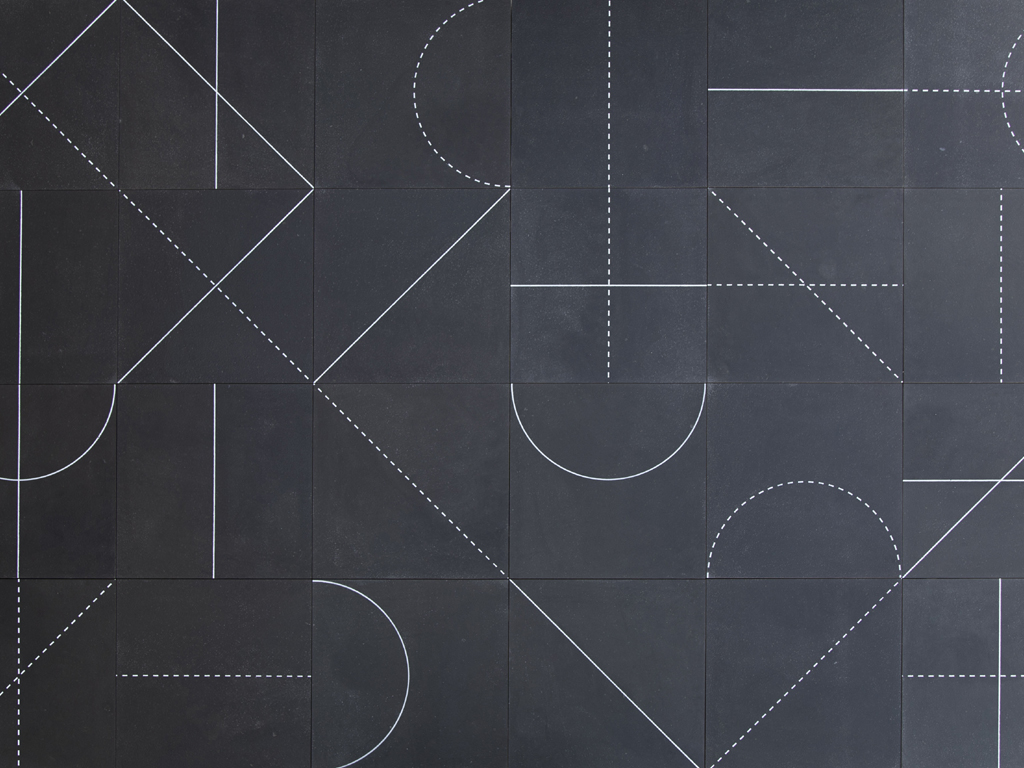 Nerosicilia. La collezione “Drawings”, disegnata da Jpeglab Studio - Massimo Barbini e Giovanni Salerno - si ispira ai “Wall Drawing” dell’artista statunitense Sol LeWitt. La tecnica utilizzata è quella della serigrafia con vetro riciclato dai monitor pc e tv dismessi su pietra lavica di Nerosicilia.