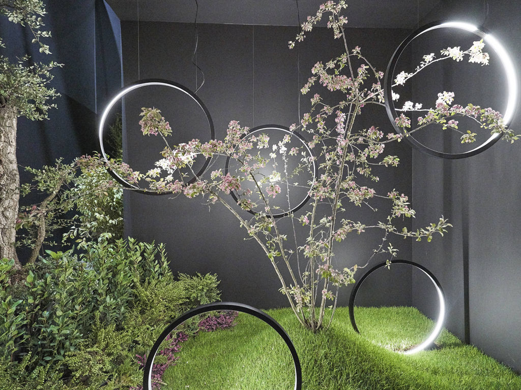 Artemide. “O”, presentata nel 2018 nelle versioni outdoor, da terra e sospensione, diventa oggi uno strumento di luce perfetto - che può essere gestito con sensori e con Artemide App - anche per gli interni grazie ad una soluzione con cavo che ne consente un semplice riposizionamento. Nella versione originale con diametro 90 cm o più piccola da 45 cm. Design, Elemental.