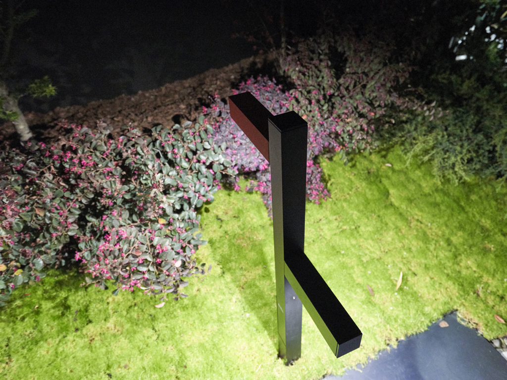Artemide. “Walking” è una famiglia di apparecchi outdoor che può creare diversi scenari luminosi a partire da tre performance di luce bianca o colorata, singole o combinate all’interno dello stesso elemento secondo un gradiente spaziale di strutture di diverse altezze. Può interagire con sensori, Artemide App ed intelligenze evolute. Design, Carlotta de Bevilacqua.