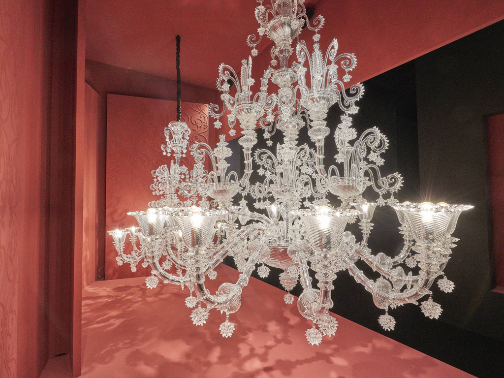 Barovier&Toso.“Venezia 1295” rappresenta il compendio di settecento anni di expertise e manualità tramandate di padre in figlio. È una collezione composta da quattro lampadari e una lampada da parete, tutti caratterizzati da un elemento ricorrente: il rostrato, un’invenzione del secolo scorso di Ercole Barovier che prende spunto dalle tecniche di lavorazione artigianali dei suoi avi. È disponibile in quattro colori tenui oltre al cristallo, con finiture in cromo lucido.