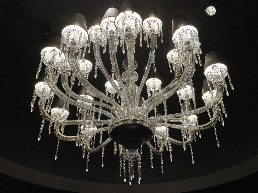 Barovier&Toso. La collezione “Président” si caratterizza per le diverse lavorazioni del vetro e dei pendagli di fattura originale. I sei lampadari della collezione sono disponibili con dodici, quattordici, diciotto, ventiquattro e trentasei luci: la versione a diciotto luci è declinata in due altezze diverse, mentre la versione a trentasei luci è ideale per le grandi scale. Sono due le lampade da parete, con una o due luci. Le finiture sono in cromo lucido.