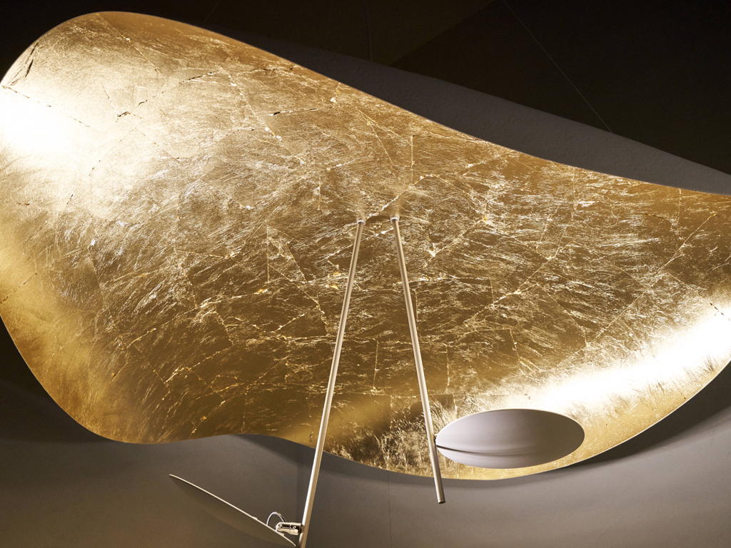 Catellani&Smith. “Lederam Manta S2” rappresenta il rigore del gesto mentre traccia una linea: i piccoli dischi dal colore caldo e morbido racchiudono un modulo LED dalla forma piattissima che permette di creare lampade sottili, dalle forme sospese, con linee curve e sinuose.