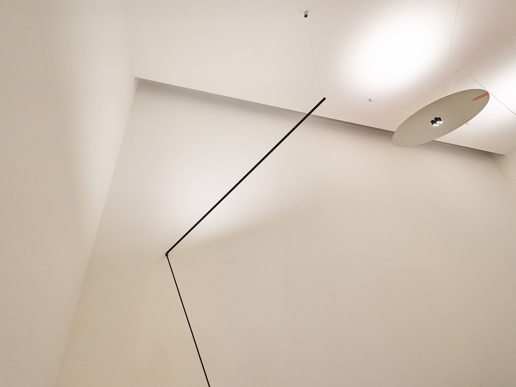 Davide Groppi. A sinistra, la lampada “Meridiana”, può essere installata dove si desidera sfruttando il brevetto Endless, quindi senza il vincolo della posizione dei cavi di alimentazione a parete. L’ombra della meridiana è anche il sistema di alimentazione dei LED. La luce diventa ombra che ritorna ad essere luce. A destra, “Cartesio” in metacrilato e metallo è uno specchio circolare sospeso e sottile, per illuminare in modo evanescente e leggero, coniugando la luce diretta e quella indiretta. Il sofisticato sistema di fissaggio permette di posizionare il disco dove si desidera, senza il vincolo della posizione dei cavi di alimentazione, a soffitto o a parete.