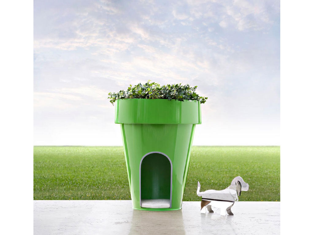 De Castelli. Un’idea divertente la cuccia-vaso “Dog-e”: la parte superiore può contenere una pianta mantenendo fresco l’interno della cuccia, oppure può essere utilizzata come contenitore richiudibile con l’apposito coperchio.