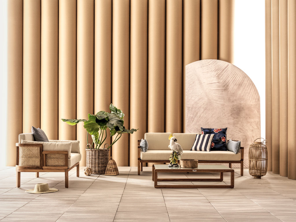 Il Giardino di Legno. La linea “Dual” presenta nuove combinazioni di legno di teak e midollino naturale intrecciato: la fibra naturale dona una sensazione visiva e tattile molto calda ideale per l’esterno.