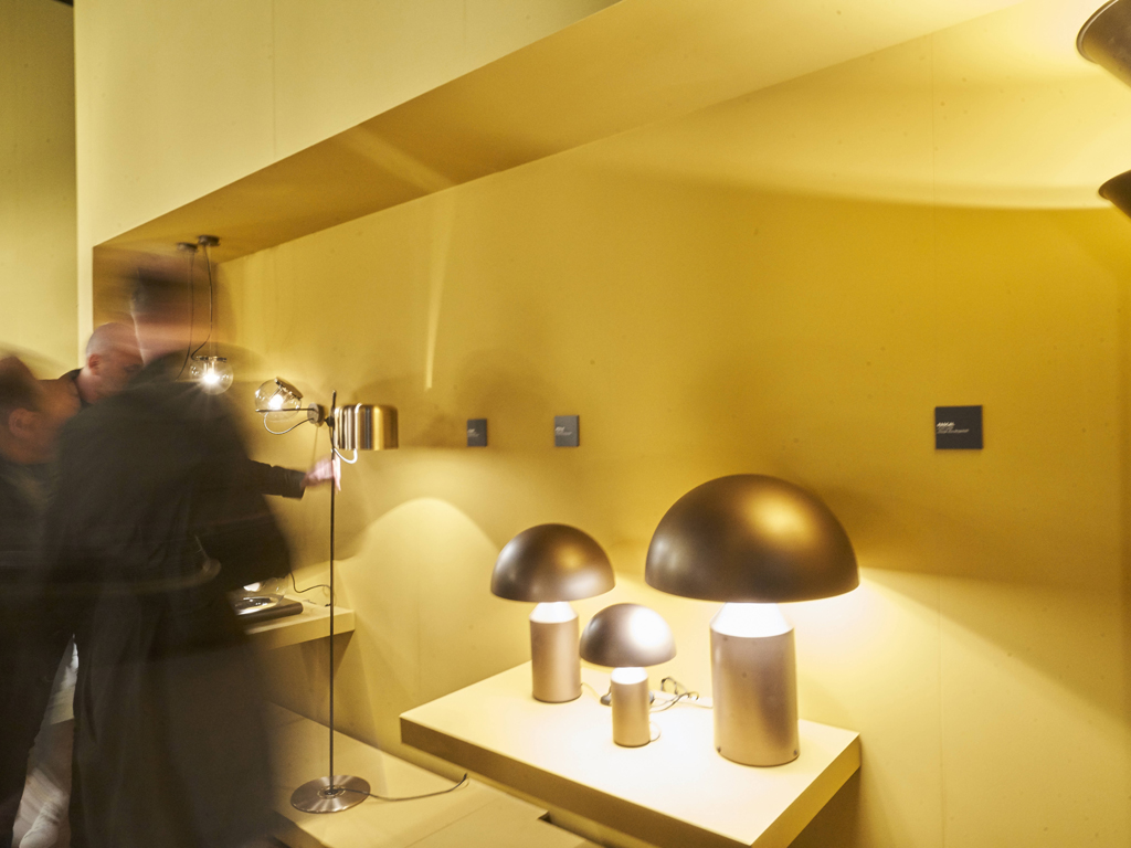 Oluce. Ideata nel 1977 da Vico Magistretti, “Atollo” è diventata negli anni l’archetipo della lampada da tavolo, vincendo il Compasso d’Oro nel 1979 e rivoluzionando il modo di immaginare l’abat-jour. Le forme geometriche che la compongono - il cilindro, il cono e la semisfera - hanno dato vita ad un prodotto decorativo ed essenziale al tempo stesso, un “long seller”, ancora oggi molto apprezzato. In tre dimensioni e nelle finiture: oro, metallo bianco o nero e vetro opale.