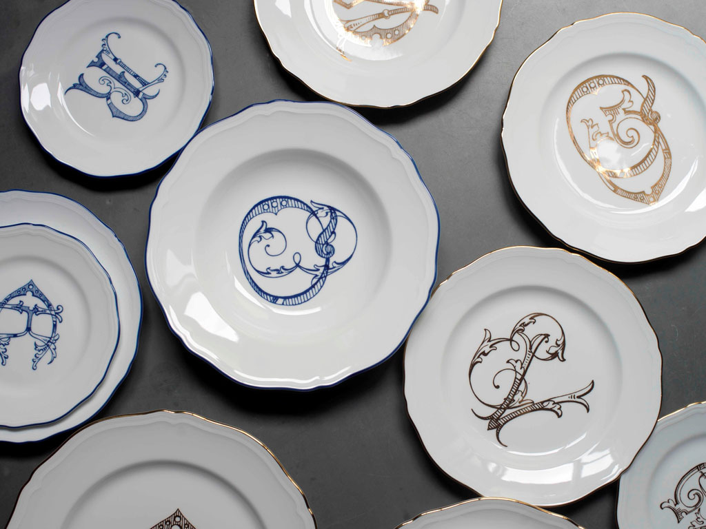 Richard Ginori. Riflettori puntati sulla collezione Corona Monogram, dove per la prima volta Richard Ginori offre la possibilità di creare una mise en place unica e personale.