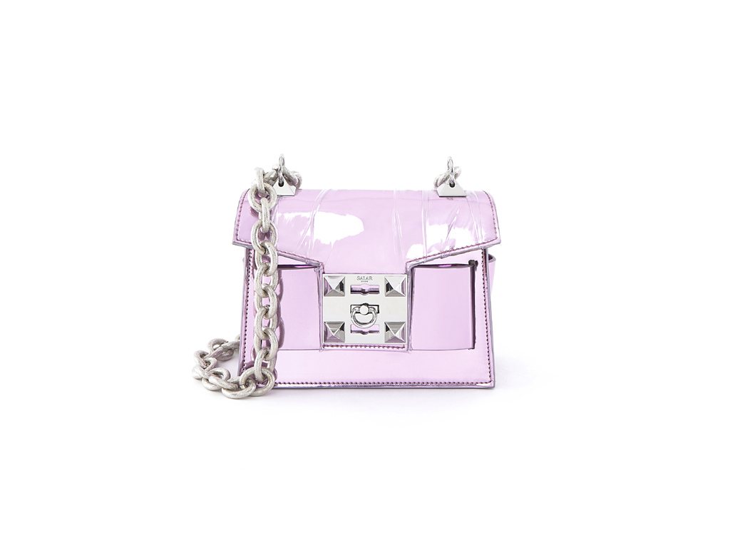 Salar. Micro borsa con cintura in pelle da indossare in vita. Chiusura a scatto con borchie e tracolla a catena.