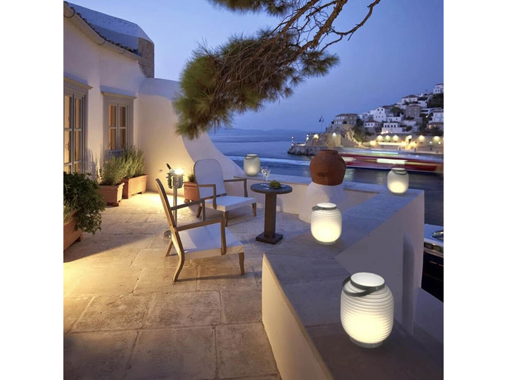 Serralunga. “Honey” è la collezione di lanterne portatili disegnate da Raffaella Mangiarotti e da Marco Ravina. Grazie al sistema di illuminazione esterna con LED a ricarica, possono essere portate con sé anche in luoghi dove non si dispone di prese di corrente. Su Shop.Serralunga.com
