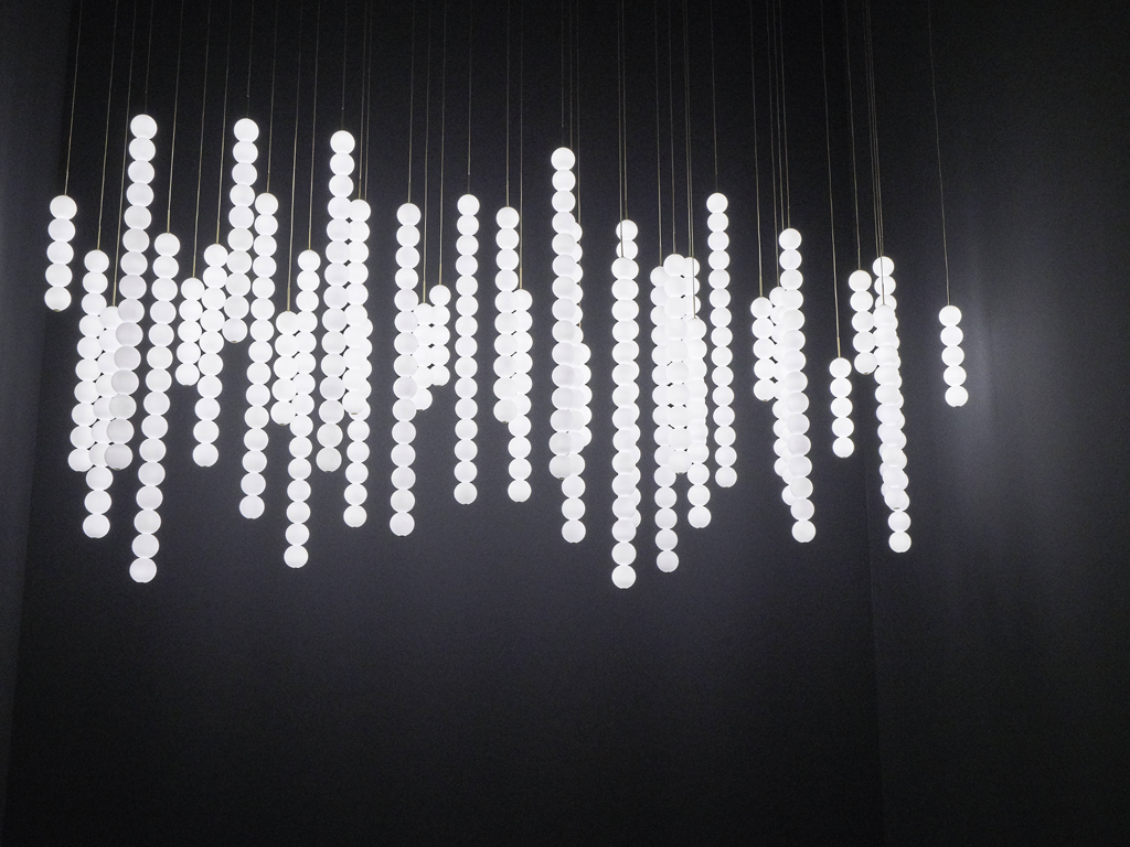 Terzani. “Abacus” è una collezione di lampade a sospensione composta da elementi sferici che possono essere assemblati tra di loro dando luogo ad un’infinità di composizioni. Dal centro di ogni sfera la luce si diffonde attraverso le forme curve del vetro opalino. “Abacus” è in vetro soffiato, tutti i dettagli sono torniti in ottone, mentre un sistema Led è sviluppato per creare una luce omogenea e calibrata. Ideale per illuminare ambienti domestici o spazi contract. Design, Draw.