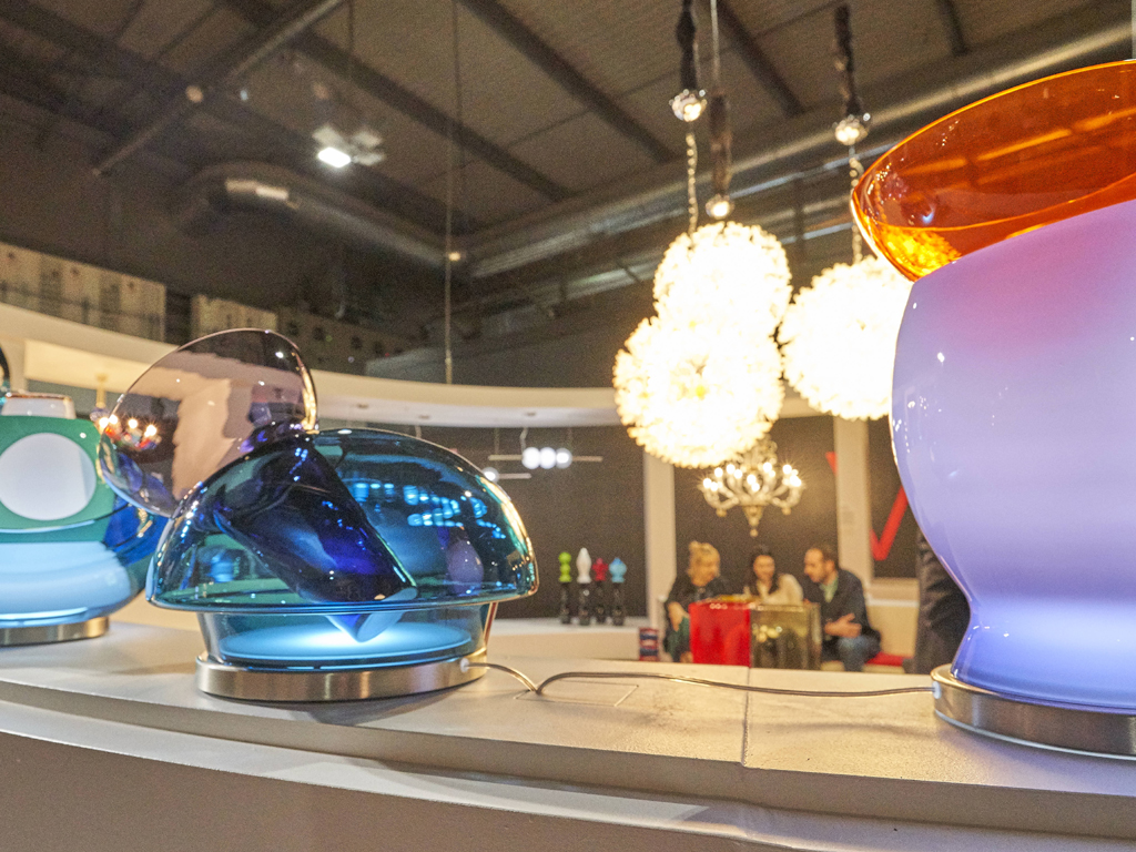 Venini. Si ispirano all’universo acquatico le nuove lampade da tavolo disegnate dallo studio newyorkese Asymptote Architecture. E i nomi delle lampade da tavolo, con base in nichel spazzolato e una lente al LED a dare luce, sono infatti: “Ice Blink”, “Belt of Venus”, “Mirage” e “Water Sky”. Quattro composizioni di vetro, in quattro colori, per originalissime sculture.