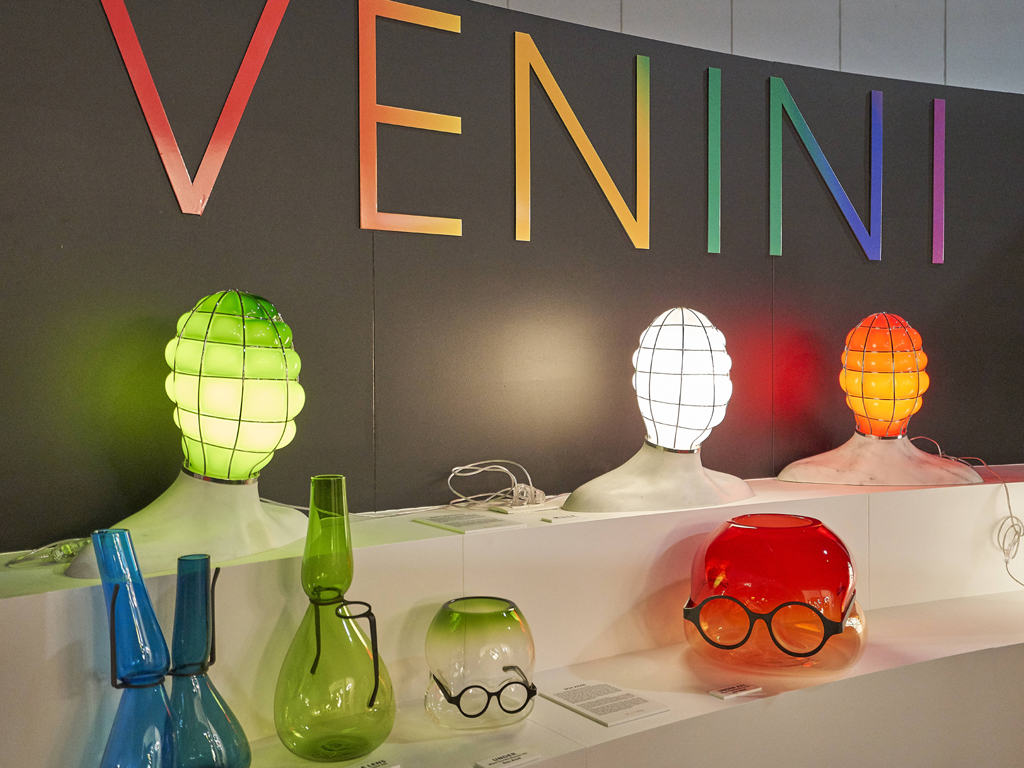 Venini. Il vetro soffiato all’interno degli occhiali dà forma alla collezione di tre vasi “Where are my glasses?” firmata dall’estro geniale di Ron Arad. “Under”, “Single Lens” e “Double Lens”, combinano vetro e metallo, colore e trasparenza, in un processo produttivo di grande armonia. Sullo sfondo Fabio Novembre ha firmato “Muse” un omaggio alla Metafisica, avanguardia artistica del novecento che vide protagonisti Giorgio De Chirico, Carlo Carrà, Alberto Savinio e Filippo De Pisis. Presentata in tre varianti di colore: erba, lattimo e rosso, in onore dell’eccellenza made in Italy, la collezione Muse è proposta in edizione limitata di solo nove pezzi per colore. La base della testa è in marmo di Carrara bianco, per offrire un altro richiamo all’esperienza artistica classica, da cui gli artisti metafisici attingevano con generosità.