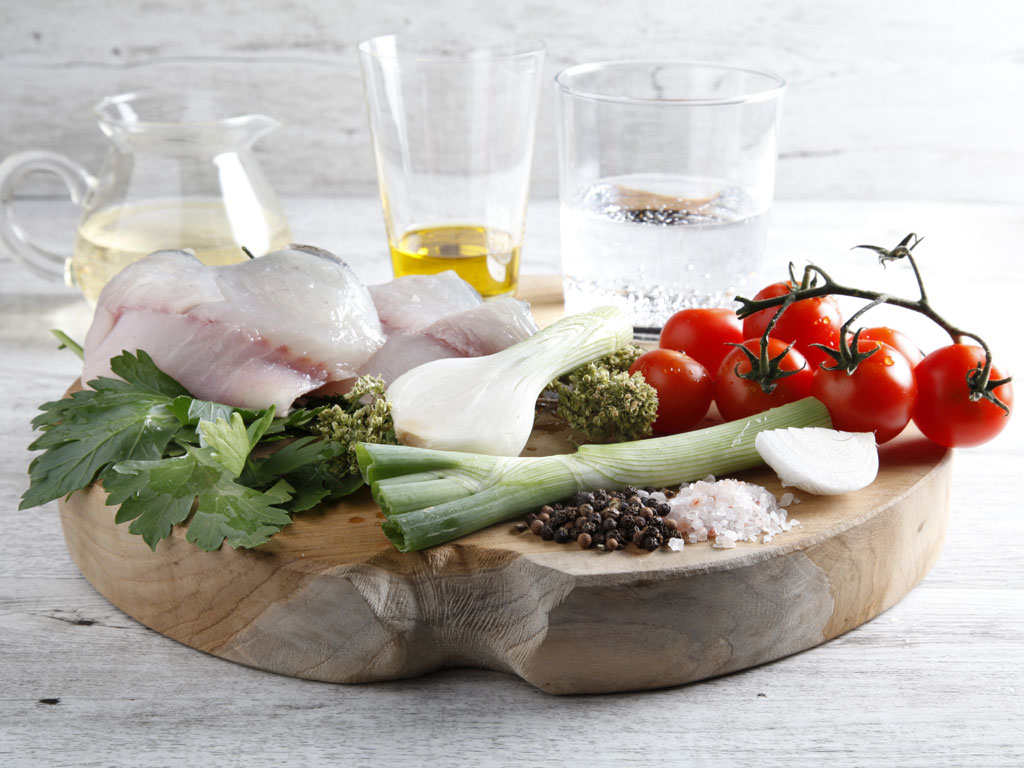 Dal ricettario Culligan “Filetto di branzino all’acqua pazza ai profumi mediterranei” realizzato dallo Chef Luca Malacrida. Il segreto per percepire appieno e non alterare il gusto degli ingredienti è l’utilizzo di acqua affinata neutra e più pura.