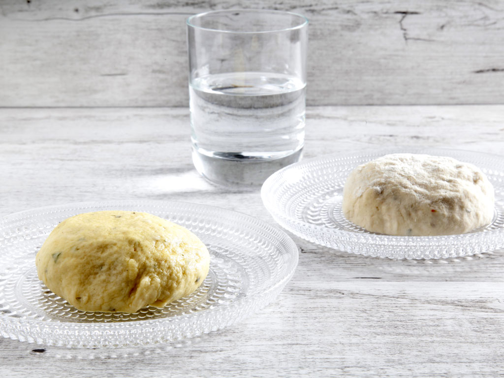 Dal ricettario Culligan “Crackers mediterranei all’acqua e olio evo” realizzati dallo Chef Luca Malacrida. Il segreto di un impasto non ossidato quindi bianco, lucido e meno opaco è l’utilizzo di acqua affinata naturale fredda. Nell’immagine a destra l’impasto trattato con acqua affinata e a sinistra con acqua non affinata.