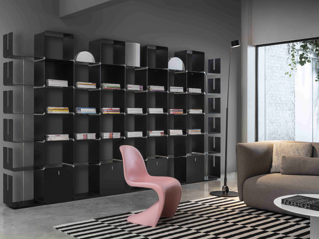 Dieffebi. La libreria “CWave” realizzata in acciaio o alluminio, con verniciatura a polveri, garantisce una struttura solida e stabile, mantenendo degli spessori ridotti che sottolineano l’essenzialità del design. La loro modularità permette di creare grandi o piccole composizioni negli ambienti più diversi: dall’ufficio, agli archivi, agli spazi culturali. Design, Gianmarco Blini.