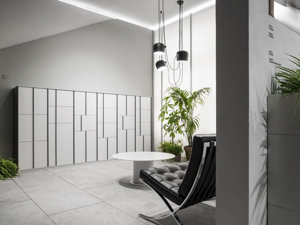 Dieffebi. I contenitori modulari “Echo Lockers” progettati da 967 Architetti Associati, offrono un sistema che integra soluzioni estetiche, tecnologiche e compositive. Qui si integrano diverse soluzioni tecnologiche e di aggregabilità, come l’inserimento di un sistema di illuminazione integrata e di pratiche porte USB per caricare i device mobili, oltre che un utile sistema di serrature IoT in grado di essere aperte con un badge ma anche con dispositivi mobili. La grafica a righe asimmetriche elimina inoltre “l’effetto a casellario” tipico di questa tipologia di prodotti.