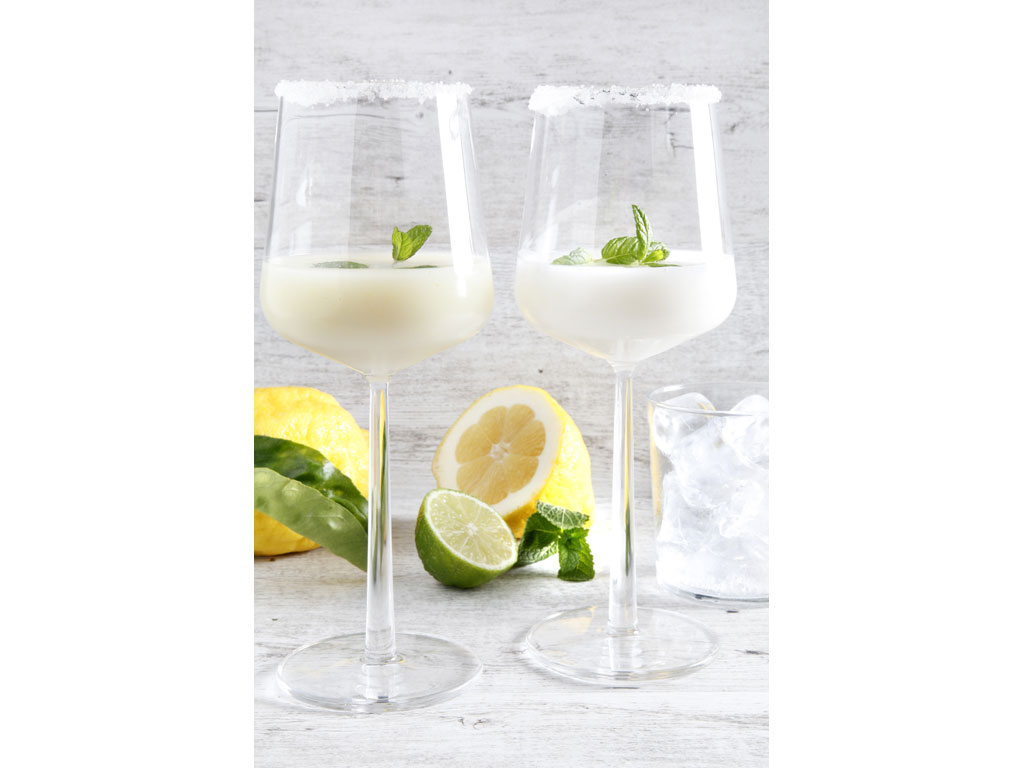 Dal ricettario Culligan “Sorbetto al lime, agrumi e menta” realizzato dallo Chef Luca Malacrida. Per garantire un sorbetto dall’eccezionale trasparenza, frammenti di ghiaccio puliti, neutri e cristallini è necessario utilizzare acqua affinata naturale. Nell’immagine a destra il sorbetto realizzato con acqua affinata mentre a sinistra con acqua non affinata.