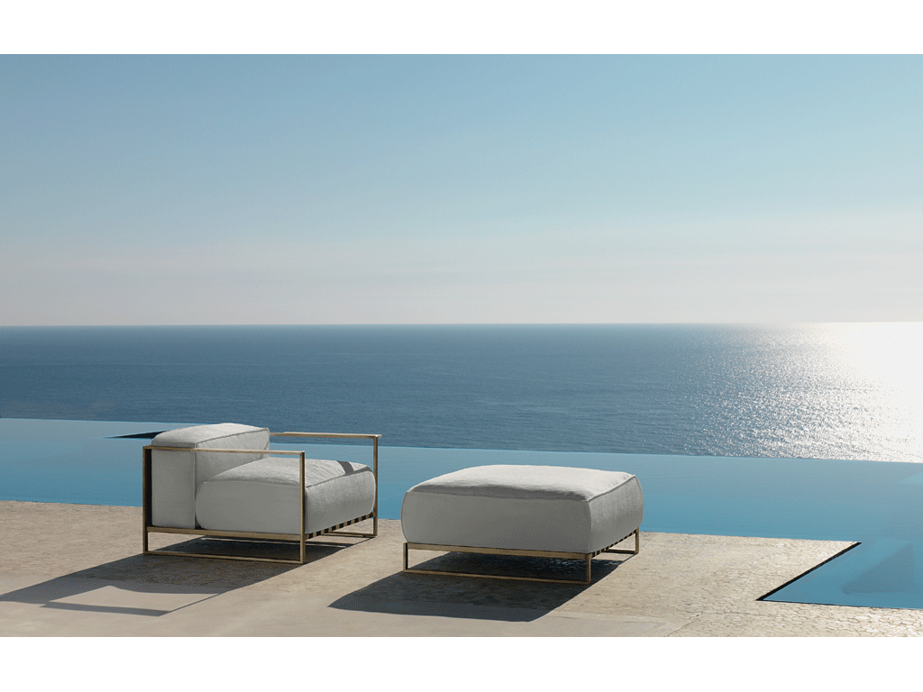 Talenti. La poltrona nasce, come tutta la “Casilda collection” progettata da Ramón Esteve, dall’idea di scomporre il mobile classico senza rinunciare all’eleganza contemporanea. La geometria del telaio in metallo e delle cinghie in tessuto contrasta con i morbidi cuscini di grandi dimensioni. La struttura è in acciaio inox verniciato a polvere. Le sedute e gli schienali sono supportati da cinghie elastiche sintetiche specifiche per l’esterno. La cuscineria è sfoderabile, facile da lavare e resistente agli agenti atmosferici. Imbottitura in quick dry foam. I listelli dei braccioli possono essere in legno iroko, stonewwod, travertino titanio o travertino silver a seconda delle combinazioni colore.