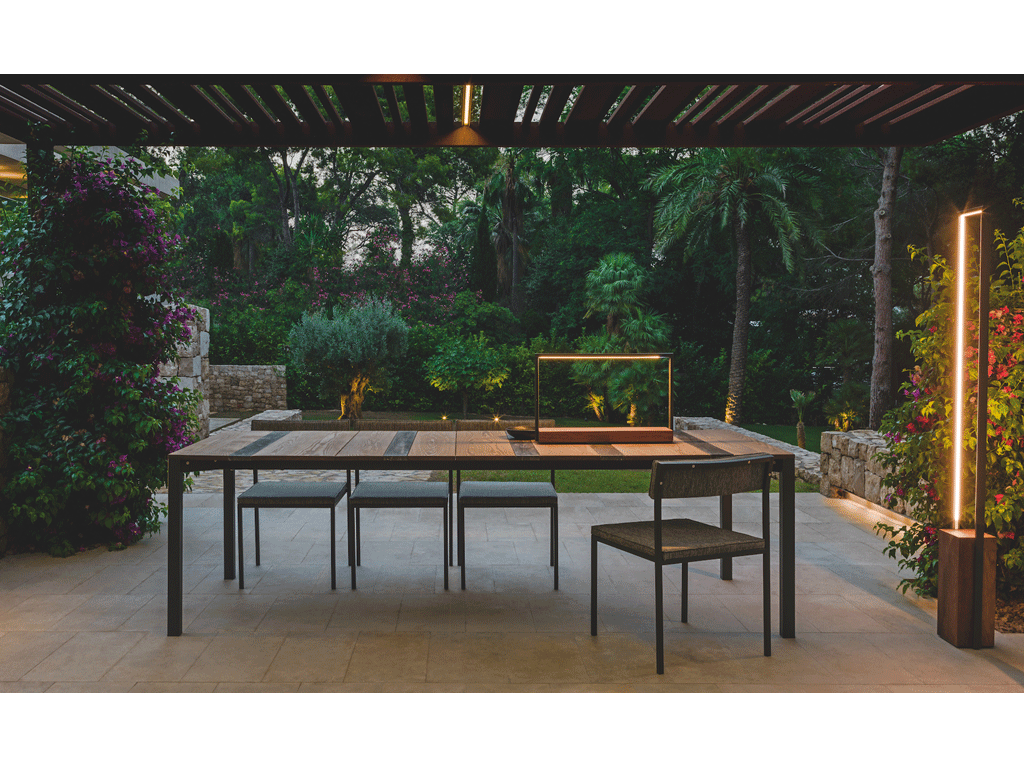 Talenti. Il tavolo da pranzo 200×100 della “Casilda collection” (premiata con il Best Exhibit Award, in occasione dell’International Furniture Fair di Singapore) ha una struttura in acciaio inox verniciato a polvere con top in legno iroko abbinato con listelli di marmi diversi in base al colore del metallo. Design, Ramón Esteve.