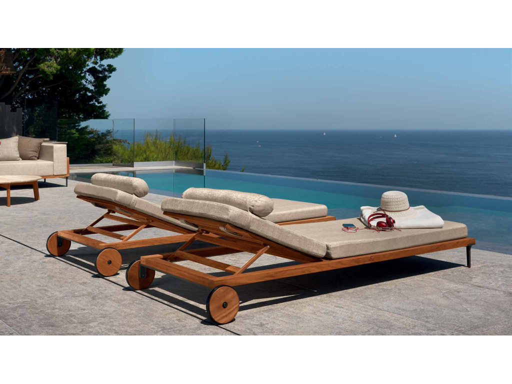 Talenti. Il lettino da giardino “Cleo” richiama le linee geometriche dei voluminosi elementi living che compongono la collezione. La struttura è in teak e lo schienale è reclinabile. Il lettino ha le ruote e può essere impilato. La cuscineria è sfoderabile, facile da lavare e resistente agli agenti atmosferici. Imbottitura in quick dry foam. Design, Marco Acerbis.