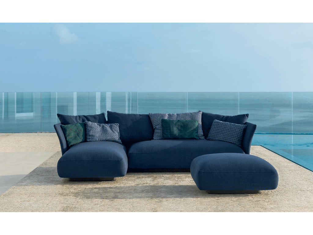 Talenti. L’ampia seduta è inserita nella forma tipica degli elementi della “Cliff Collection”. La cuscineria è sfoderabile, l’imbottitura realizzata in quick dry foam e rivestita con tessuti studiati per l’outdoor impermeabili. 268 (larghezza) x 78 (altezza). Design, Ludovica+Roberto Palomba.