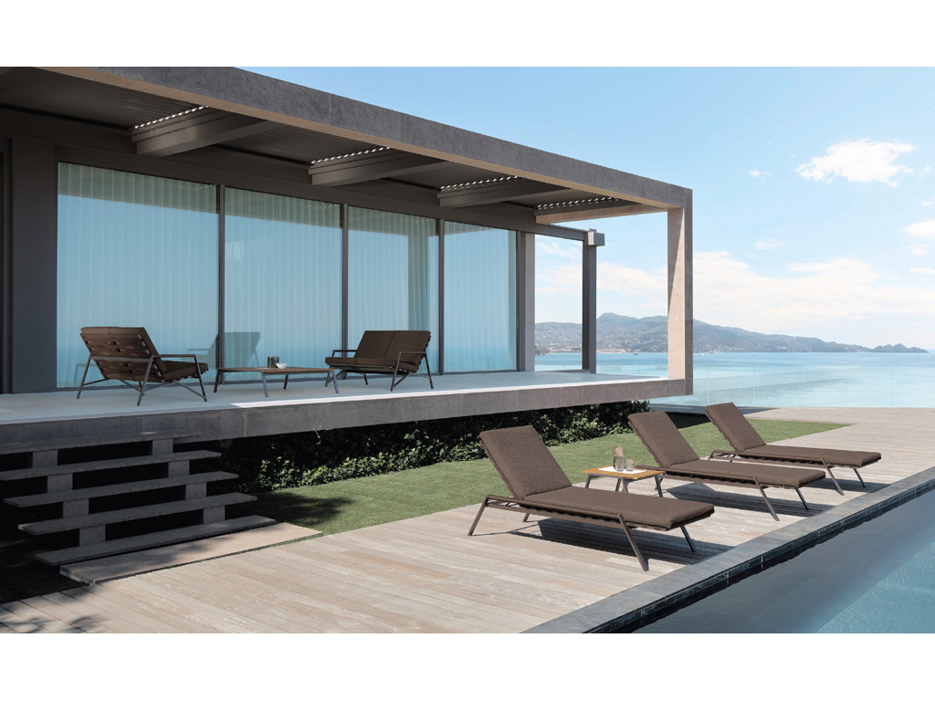 Talenti. Il lettino con ruote della linea “Cottage” richiama lo stile Far West e allo stesso tempo contemporaneo di tutti gli altri articoli della collezione. Facilmente impilabile, presenta una struttura in alluminio verniciato a polvere, seduta e schienale reclinabile sono supportati da cinghie elastiche sintetiche, la cuscineria è sfoderabile, facile da lavare e resistente agli agenti atmosferici. Imbottitura in quick dry foam. Design, Ramón Esteve.