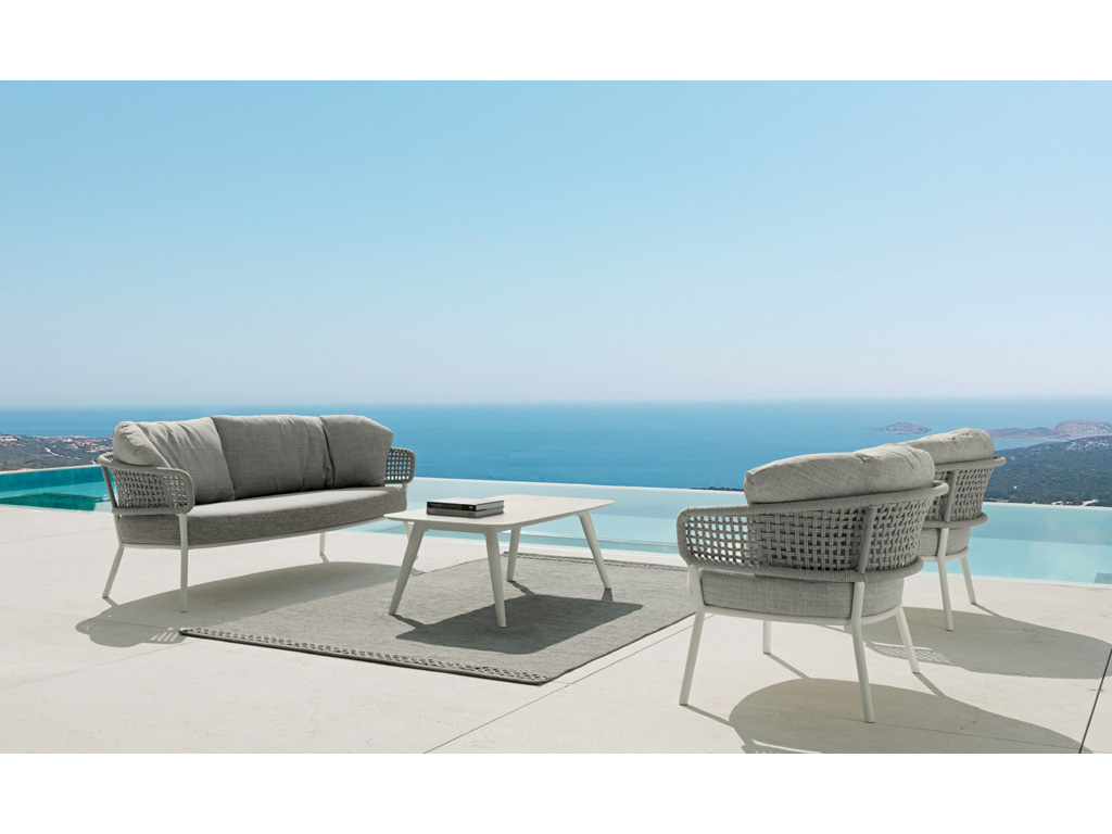 Talenti. Il divano due posti da esterni della “Moon collection”, coerentemente al nome, ha lo schienale a forma di mezza luna. Leggerezza nell’intreccio delle corde e resistenza per l’utilizzo del teak sono le caratteristiche di questo imbottito disegnato da Cristiano Visentin. La struttura è in teak naturale con braccioli e schienali in tubolare di alluminio rivestito da un intreccio di corde in tessuto sintetico grigio. La cuscineria è in tessuto sfoderabile, facile da lavare e resistente agli agenti atmosferici. L’imbottitura è in quick dry foam.