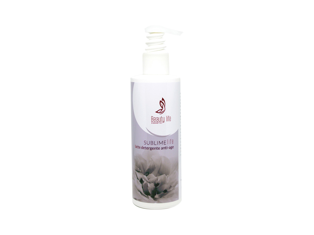 Beauty Life Cosmetici. Il “Latte Detergente/Maschera Sublime Life” a base di collagene vegetale, aminoacidi, vitamina E, olio di riso e mandorle con le tre funzioni – struccante, detergente e idratante – svolge una potente azione antiage per una pelle del viso compatta e nutrita. Due o tre volte la settimana il latte può essere utilizzato anche come maschera. (Prezzo al pubblico: 32 Euro).