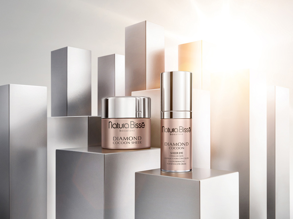 Natura Bissé distribuita in Italia da Luxury Lab Cosmetics. La nuova linea di skincare completa la Diamond Cocoon Collection, ideale per trattare i segni dell’invecchiamento della pelle causati da età, inquinamento ambientale e stress ossidativo. La Detoxina, incrementa l’energia cellulare. Il Sirt-AP Peptide Complex, presente in entrambe le formulazioni, aiuta a prolungare la vita delle cellule della pelle e a migliorarne il sistema di riparazione e protezione. Il Fermentus Glaciarum è un potente ingrediente che aumenta la sintesi del collagene per una pelle tonica, levigata ed elastica. Completa la formula un potente cocktail di antiossidanti che riducono i radicali liberi. La linea si declina in Sheer Cream (Vaso da 50 ml, prezzo al pubblico Euro 209) e Sheer Eye (Flacone dosatore da 25ml, prezzo al pubblico Euro 155).