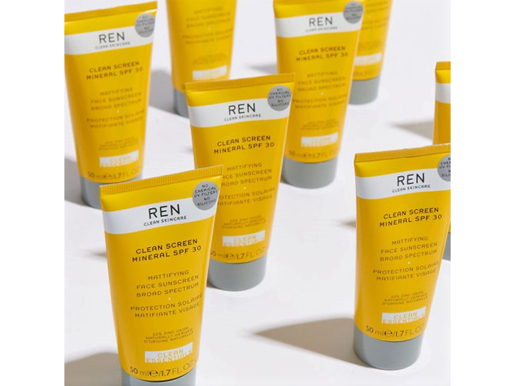 Ren Clean Skincare distribuita in Italia da Luxury Lab Cosmetics. “Clean Screen Mineral SPF 30” è una crema viso con protezione solare, per tutti i tipi di pelle, a base di ossido di zinco minerale per una protezione dai raggi UVA/UVB. Vegana senza oxybenzone e senza siliconi, con l’aggiunta di antiossidanti e ingredienti opacizzanti. La confezione è realizzata con plastica riciclata. (Tubo da 50ml, prezzo al pubblico Euro 34).
