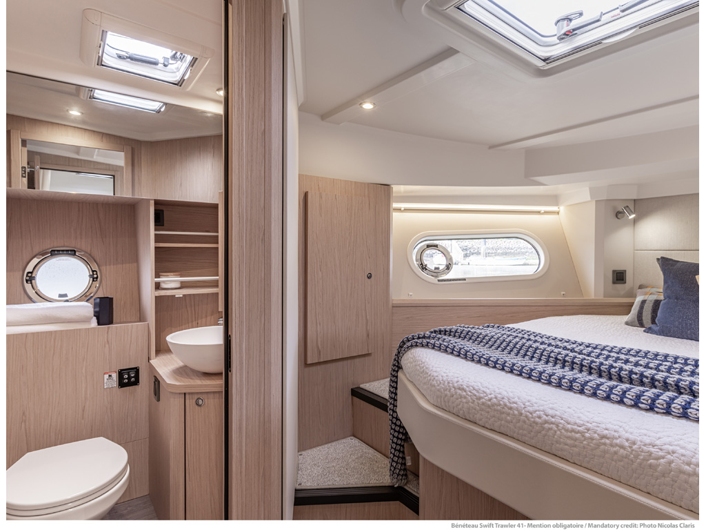 Bénéteau. Swift Trawler 41. Nella coperta al piano inferiore, si trovano le tre cabine di bordo che ospitano comodamente sette passeggeri. Photo Nicolas Claris.