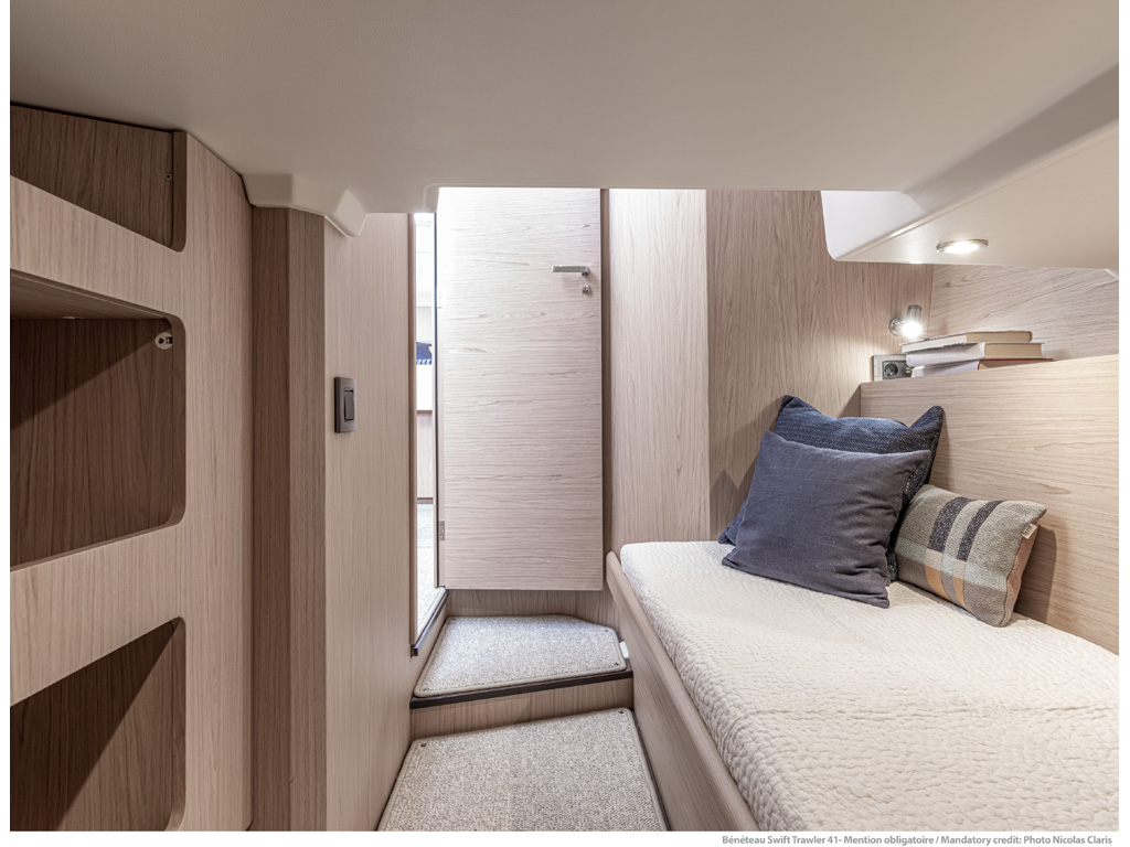 Bénéteau. Swift Trawler 41. Nella coperta al piano inferiore, si trovano le tre cabine di bordo che ospitano comodamente sette passeggeri. Photo Nicolas Claris.