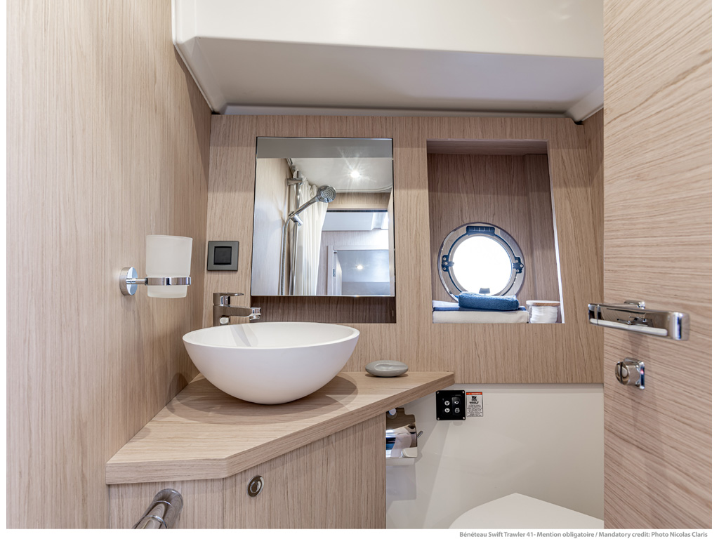 Bénéteau. Swift Trawler 41. Nella coperta al piano inferiore, si trovano le tre cabine di bordo che ospitano comodamente sette passeggeri. Photo Nicolas Claris.