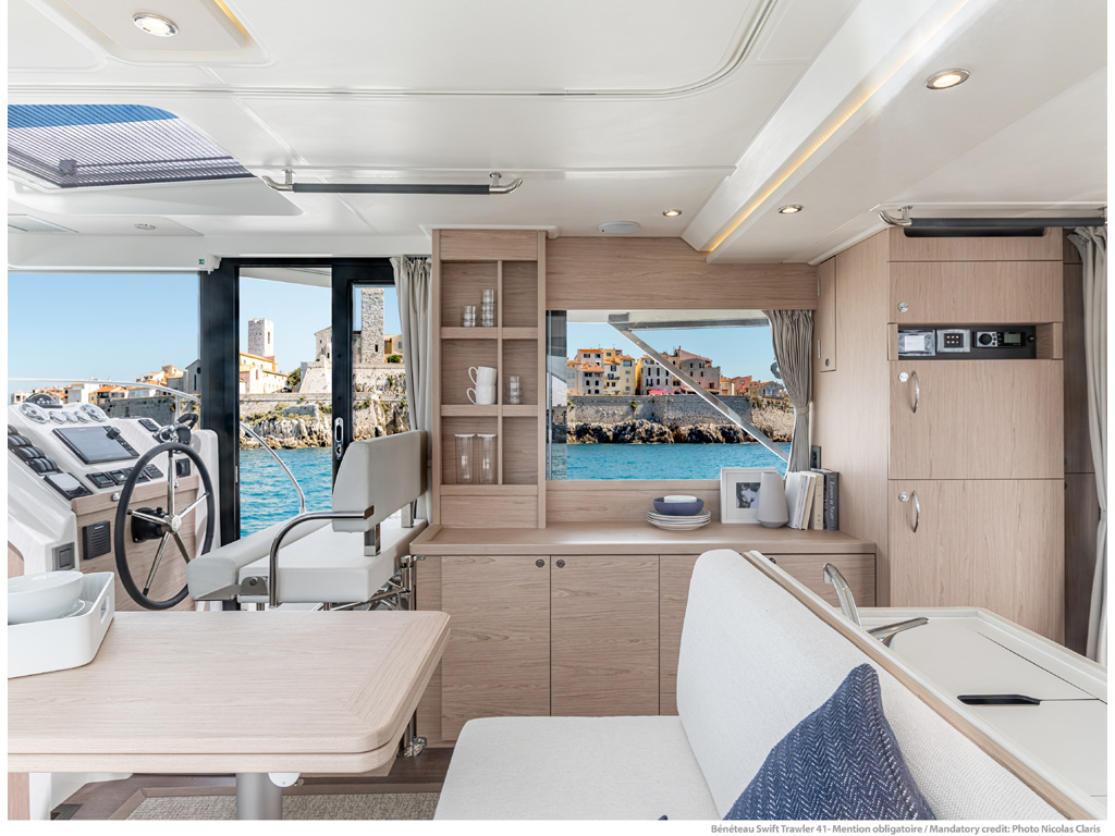 Bénéteau. Swift Trawler 41. Gli interni sono molto luminosi, accoglienti e funzionali. La cucina è posizionata verso poppa n collegamento diretto con il pozzetto che dispone di un divanetto scorrevole che facilita il passaggio verso la piattaforma bagno. Photo Nicolas Claris.